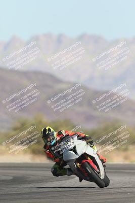 media/Oct-30-2025-Racers Edge (Thu) [[dabbdaf680]]/3-B Group/Session 2 (Turn 14)/